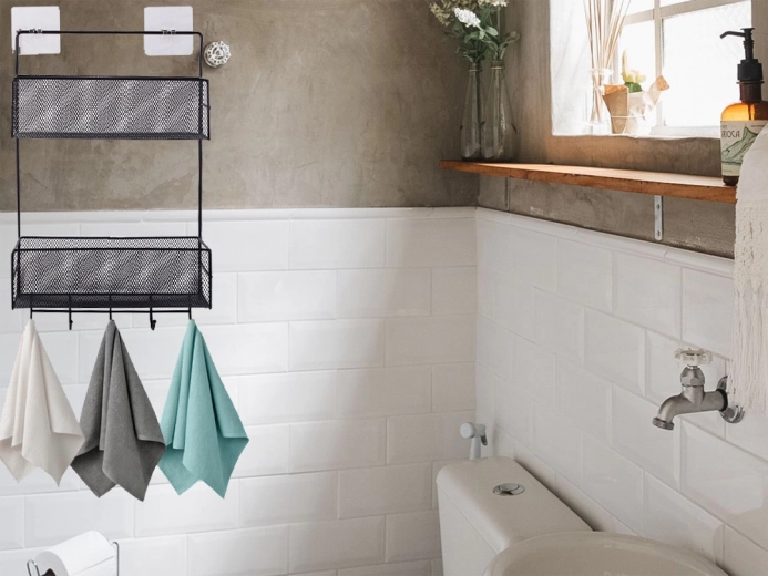 Kaks avarat metallvõrgust riiulit