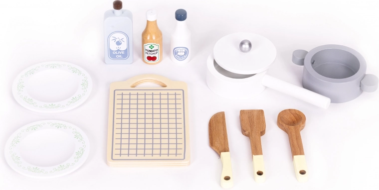 12 wooden accessories included